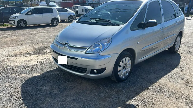 El mismo Citroën terminado, con el frente reparado y pintado